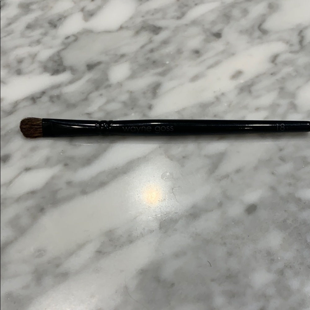 Wayne Goss 18 eyeshadow brush